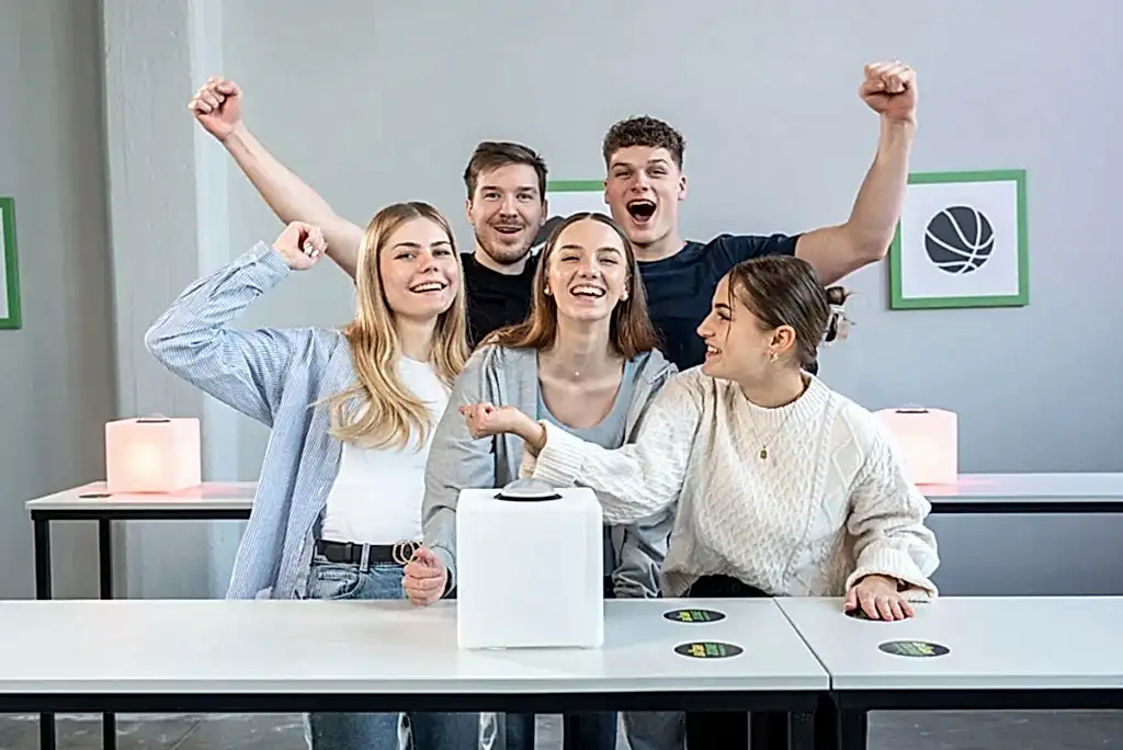 gruppe junger teilnehmenden freut sich ueber den sieg in der bashzone