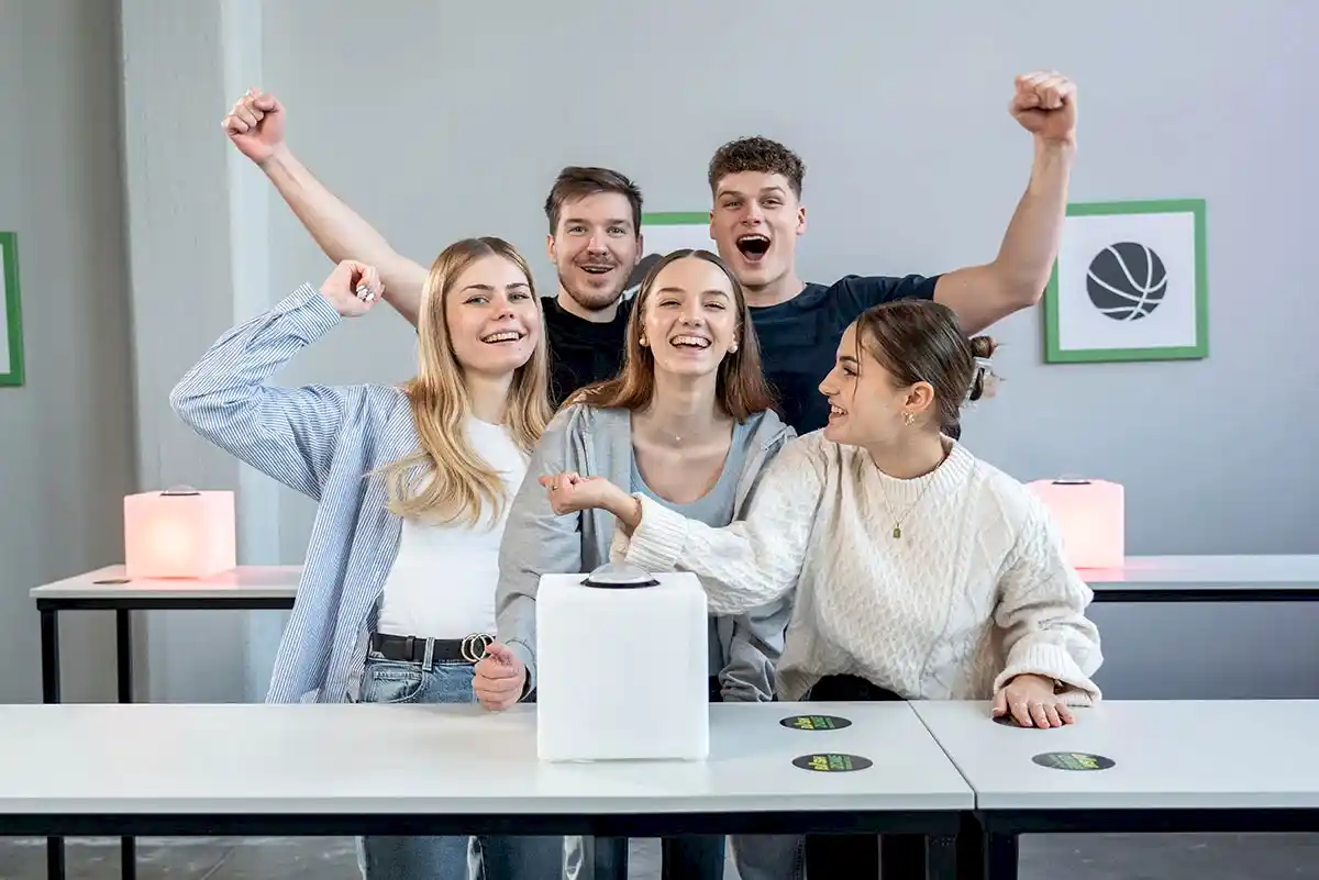 gruppe junger teilnehmenden freut sich ueber den sieg in der bashzone