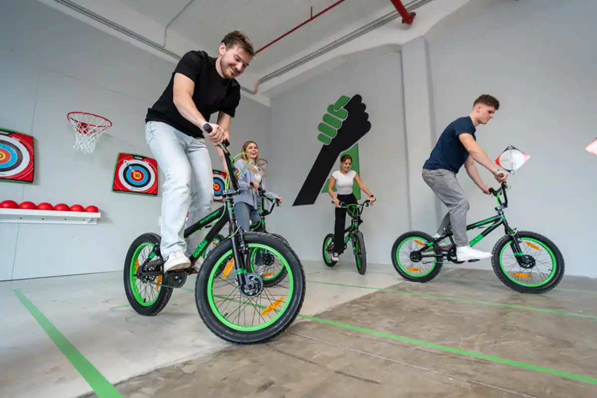 teilnehmende fahren mit bmx raedern in der bashzone