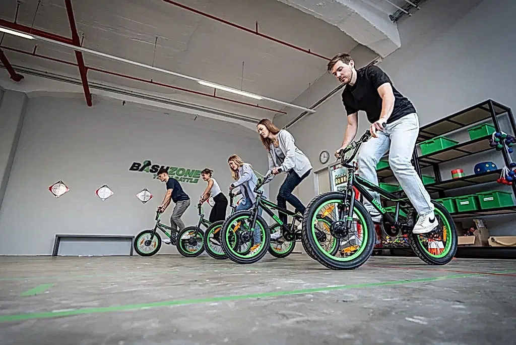teilnehmende fahren den bmx parcours in der bashzone