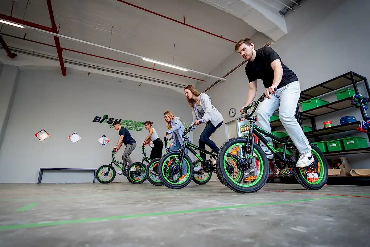 teilnehmende fahren den bmx parcours in der bashzone