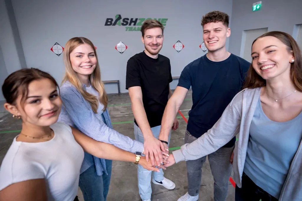 gruppe schlaegt ein vor den bashzone challenges