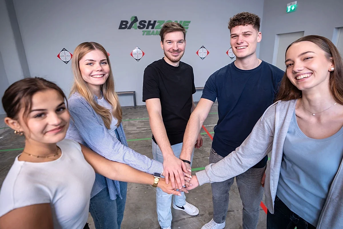 gruppe schlaegt ein vor den bashzone challenges