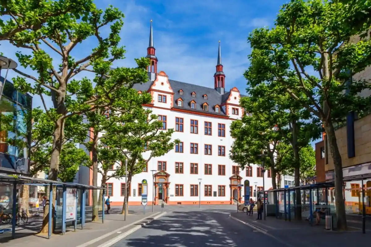historisches gebaeude mit tuermen und rotem dach in der altstadt nahe der bashzone location in mainz