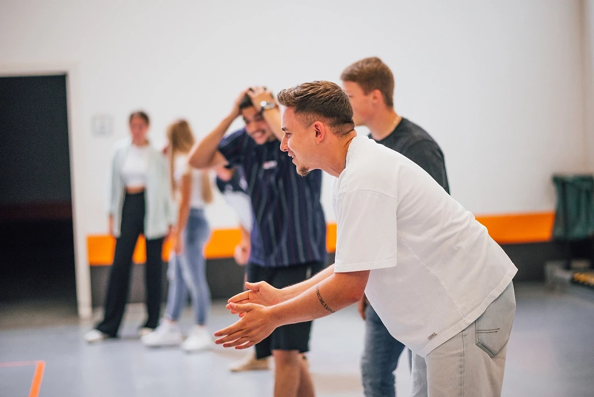 teilnehmer beim strategischen teamspiel mit fokus und einsatz in der bashzone