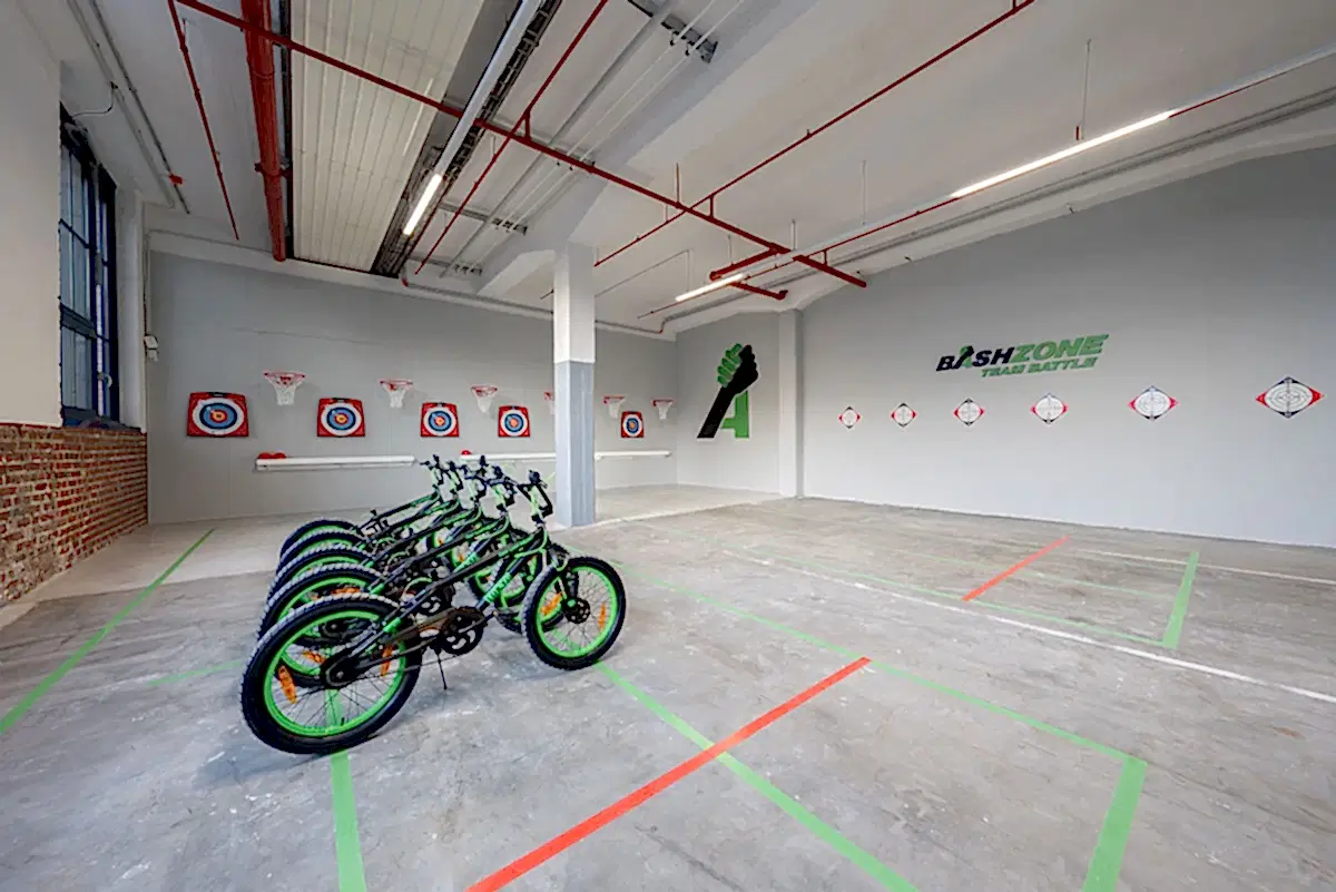 bashzone halle mit bmx raedern
