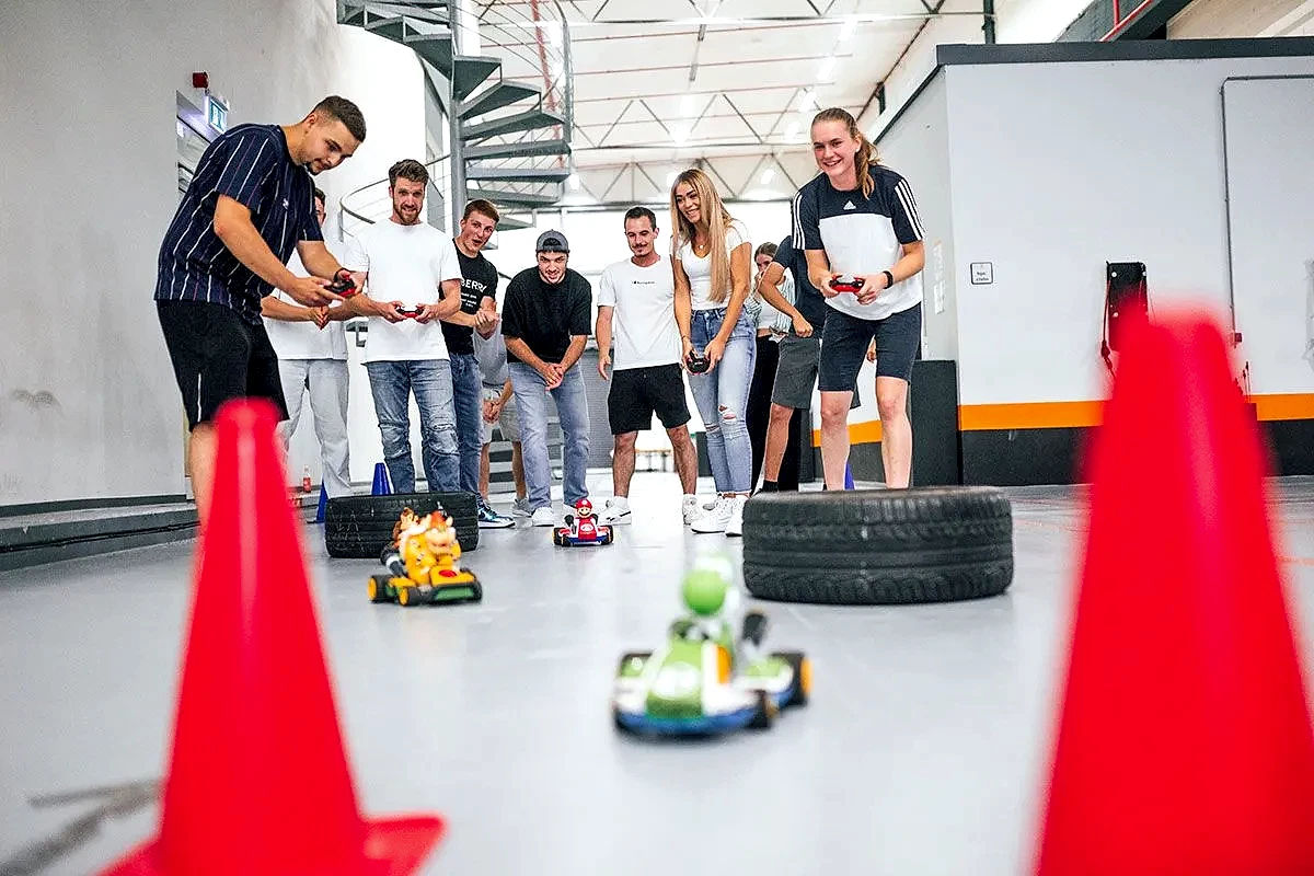 teilnehmende steuern ferngesteuerte autos in der bashzone