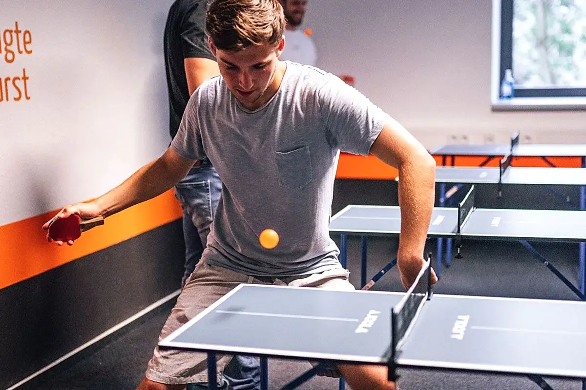 mann spielt minitischtennis in der bashzone